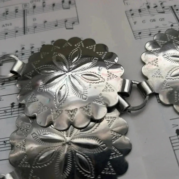 Silver Floral Link Belt - Picture 6 of 9